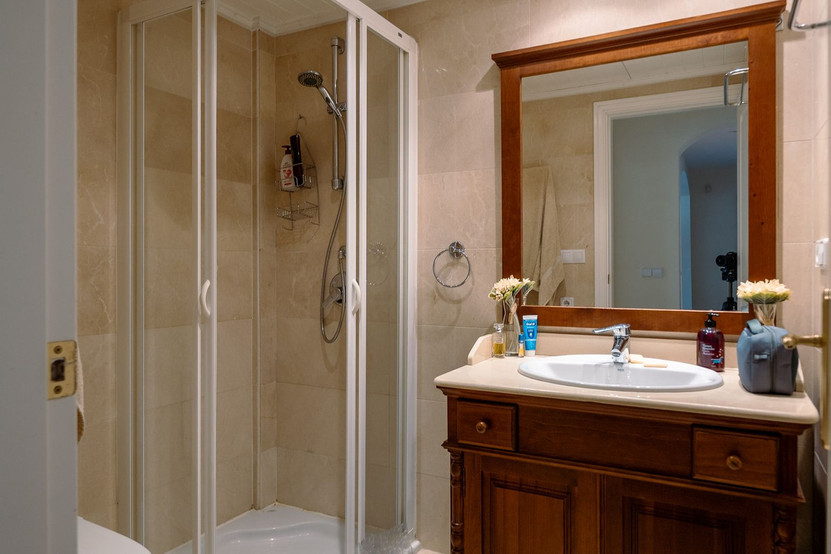 3 Bedroom Apartment in Benahavís - Photo 24