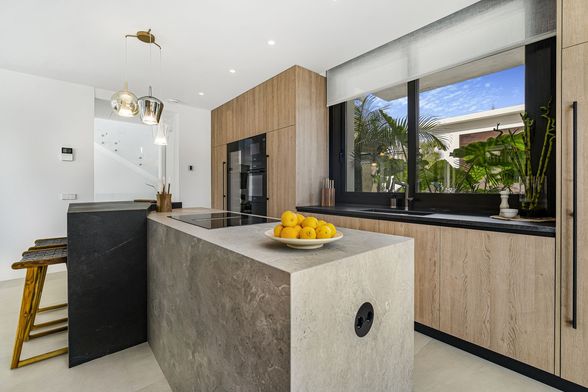 6 Bedroom Villa in Marbella - Photo 3