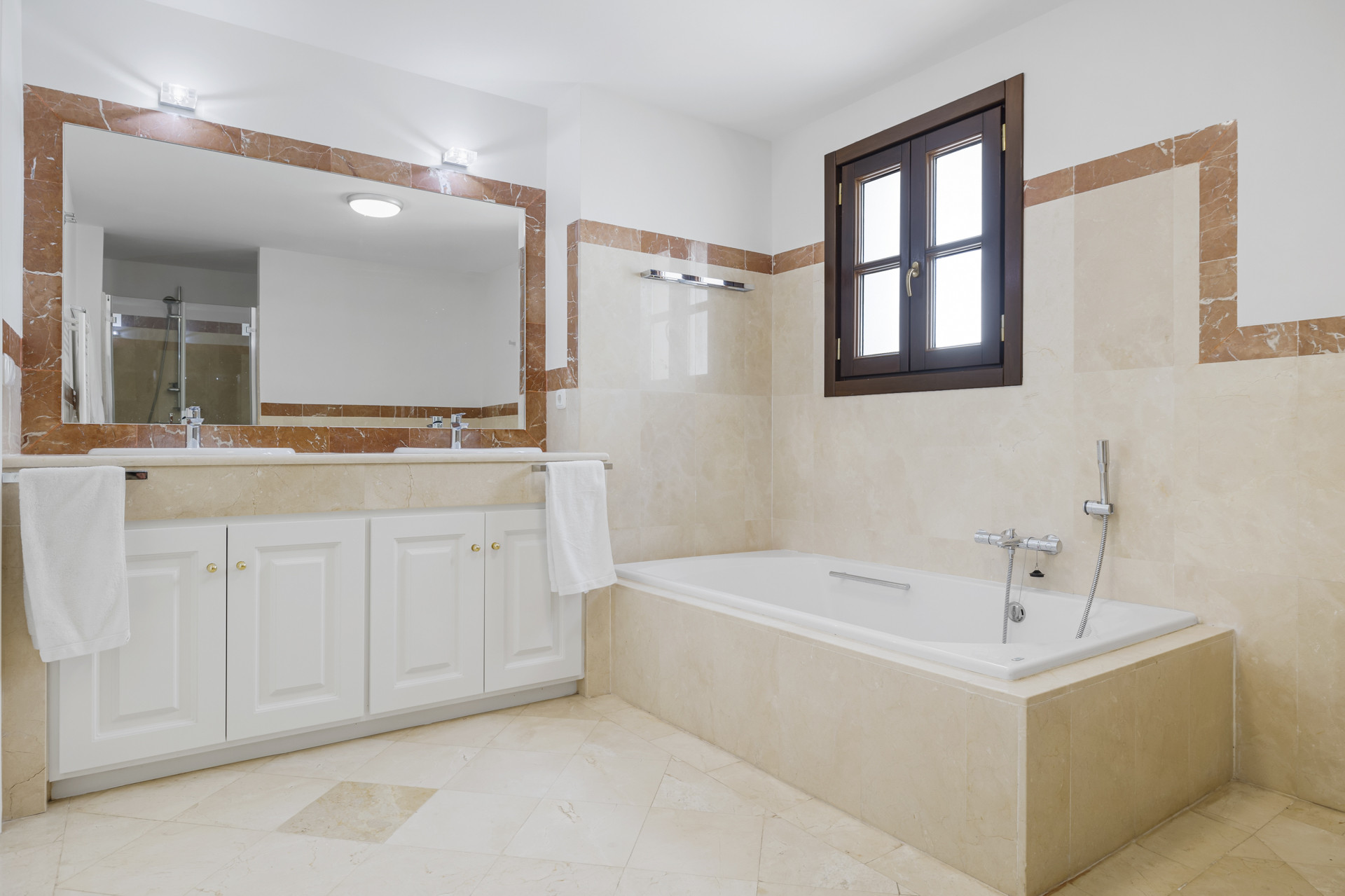 5 Bedroom Townhouse in Benahavís - Foto 9