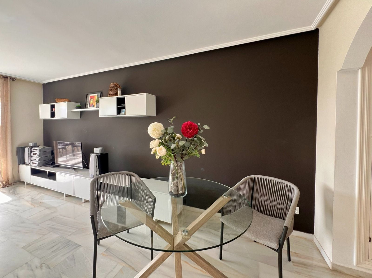 3 Bedroom Penthouse in Estepona - Photo 7