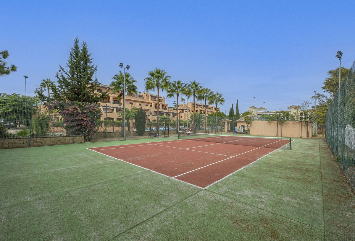 4 Bedroom Penthouse in Estepona - Photo 29