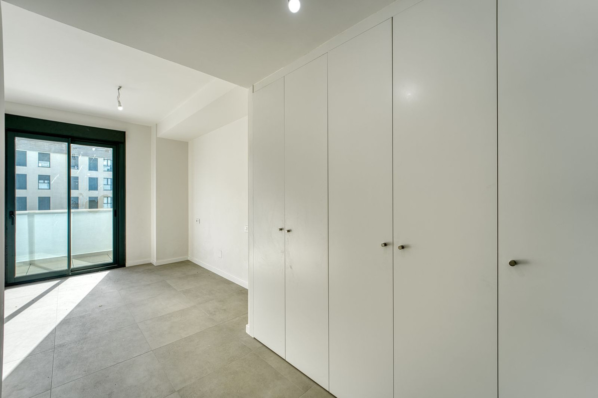 2 Bedroom Apartment in Torremolinos - Photo 6