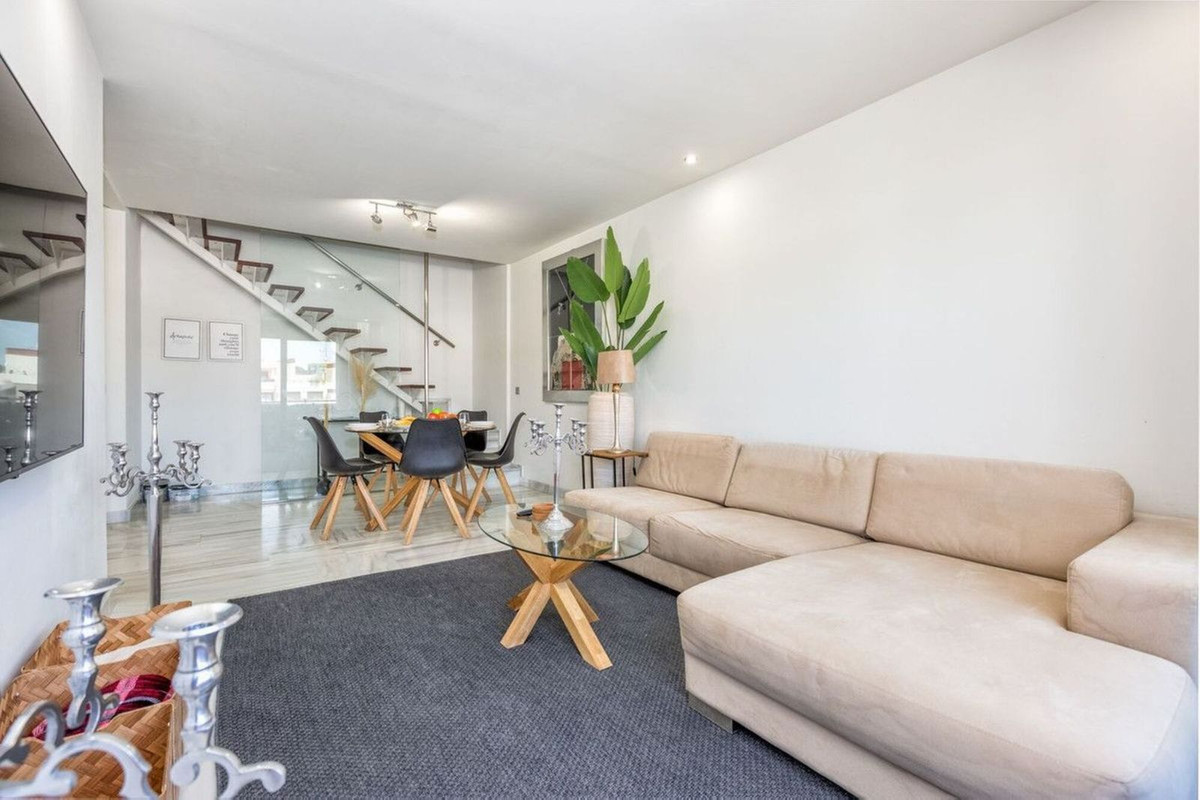 3 Bedroom Penthouse in Estepona - Photo 6