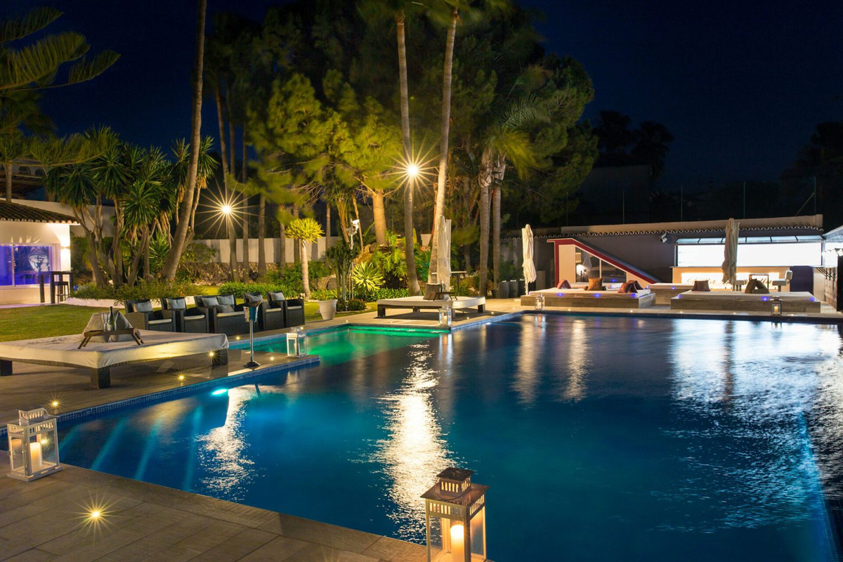 8 Bedroom Villa in Marbella - Photo 32