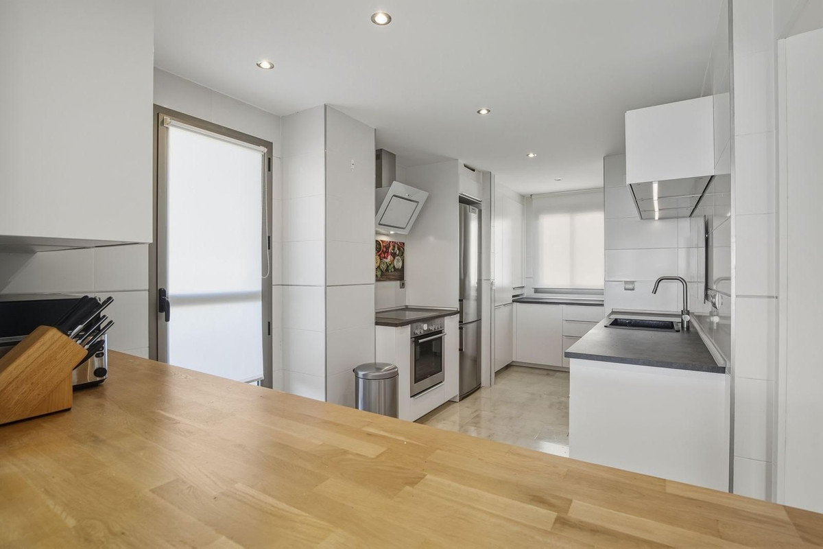 2 Bedroom Penthouse in Benahavís - Photo 6