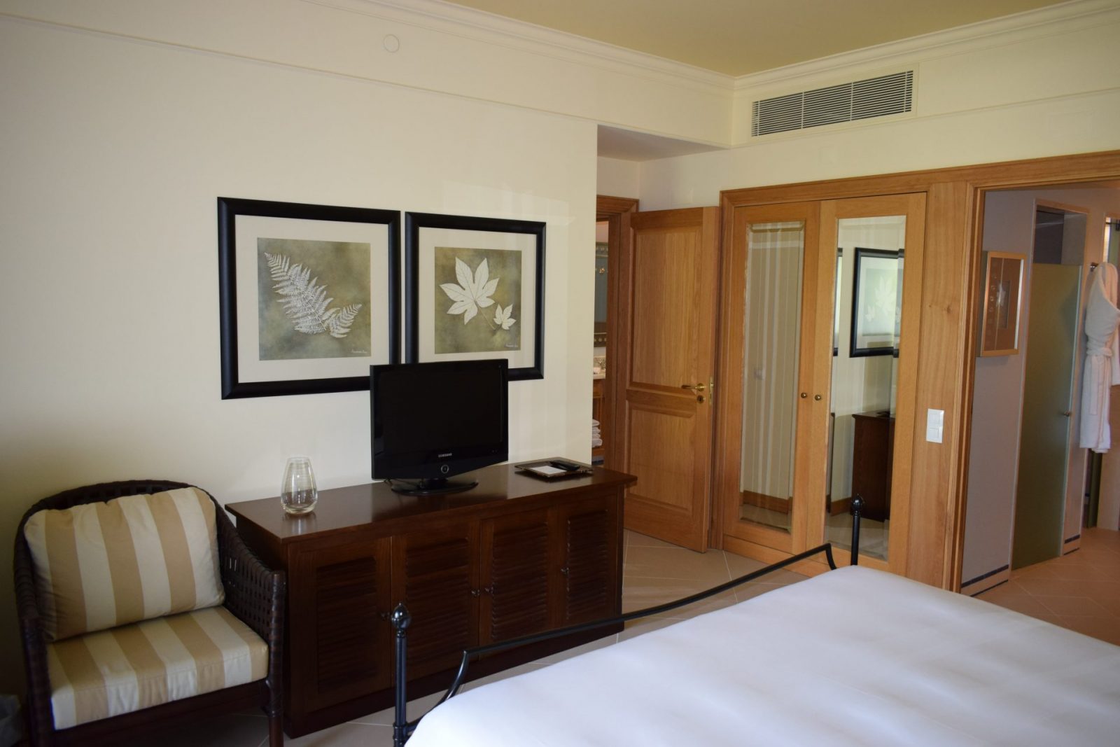 2-bedroom apartment with pool in Spain – Photo 14