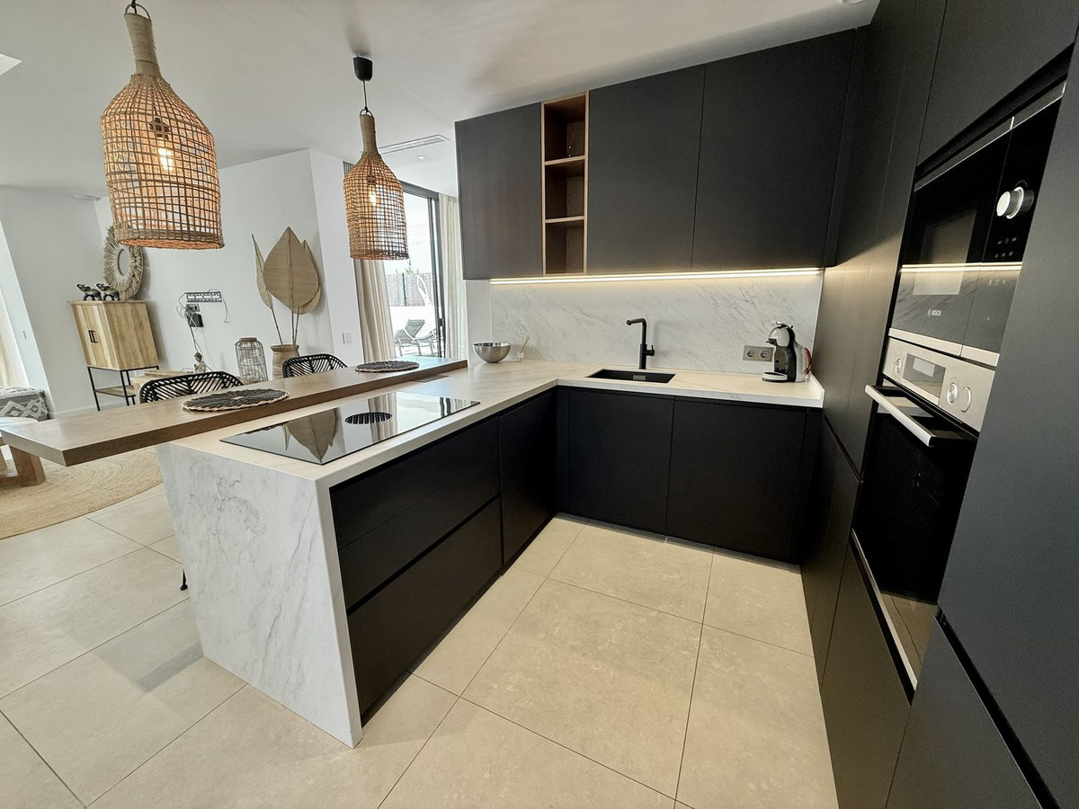 4 Bedroom Villa in Estepona - Photo 16