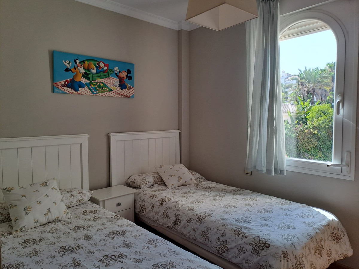 2 Bedroom Apartment in Estepona - Photo 15