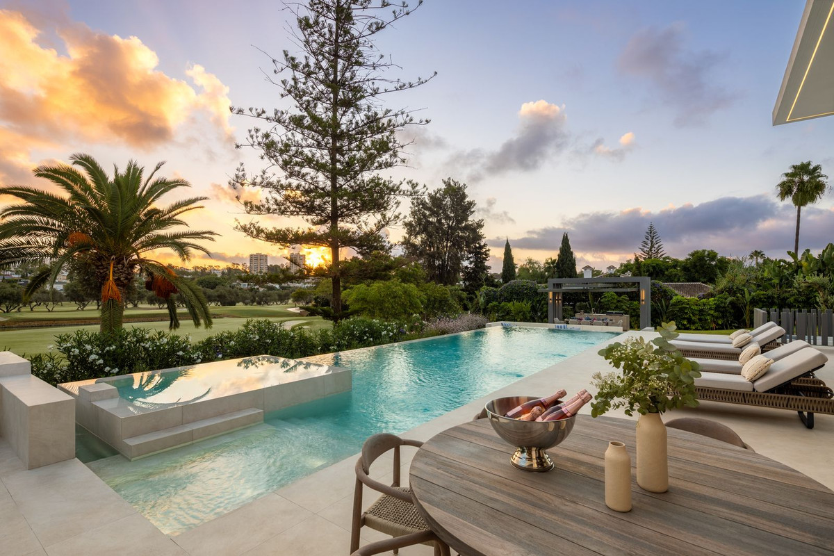 5 Bedroom Villa in Marbella - Photo 8