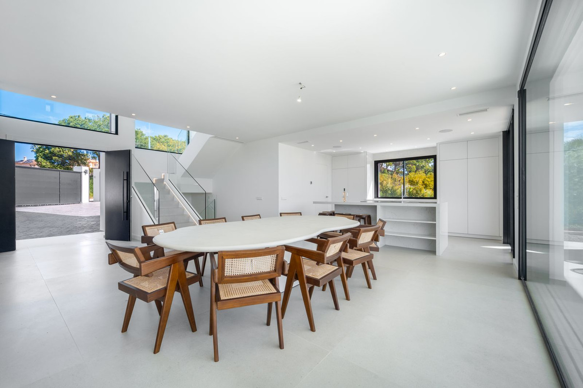 5 Bedroom Villa in Marbella - Photo 33