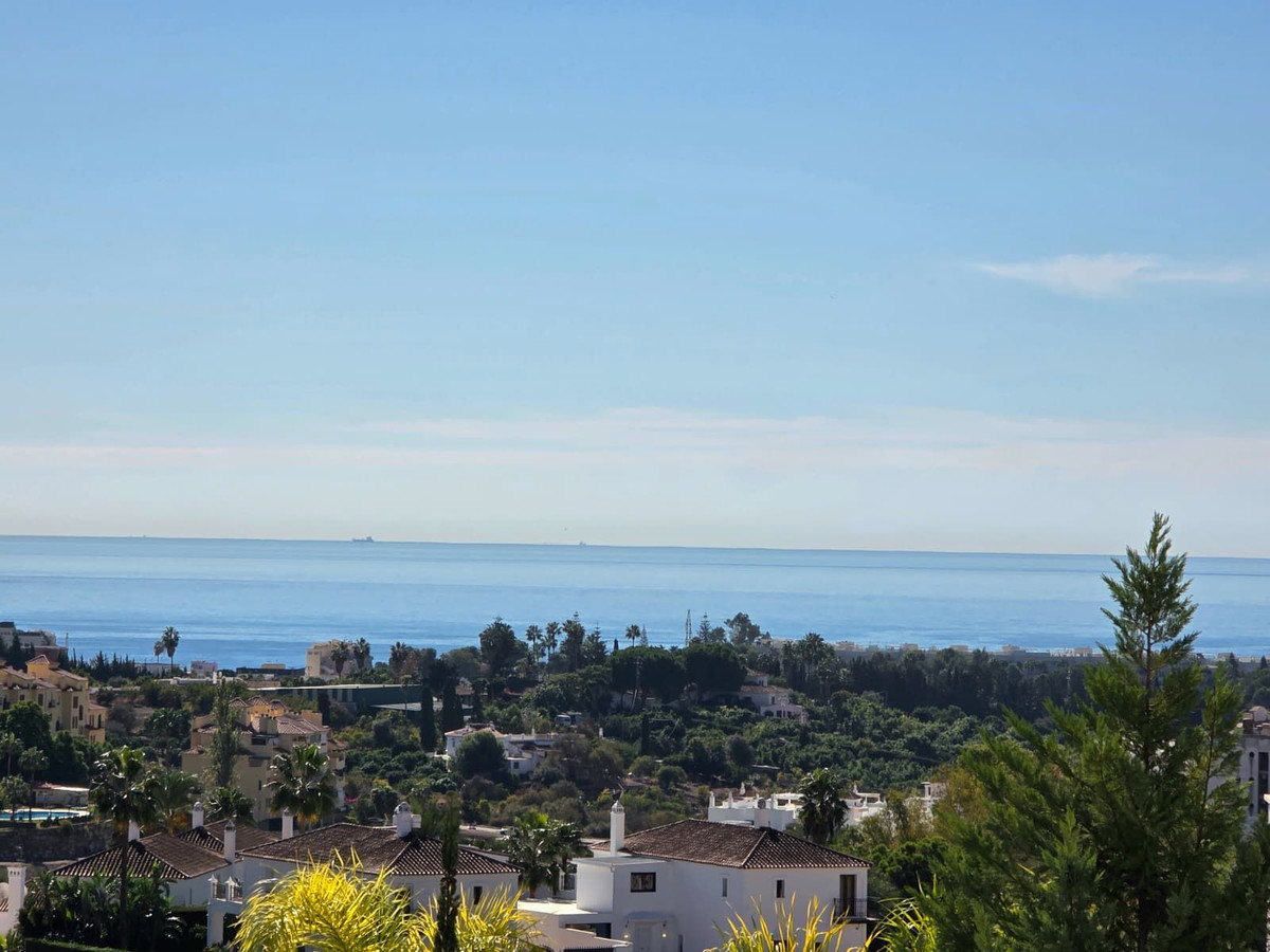 2 Bedroom Apartment in Estepona - Photo 6