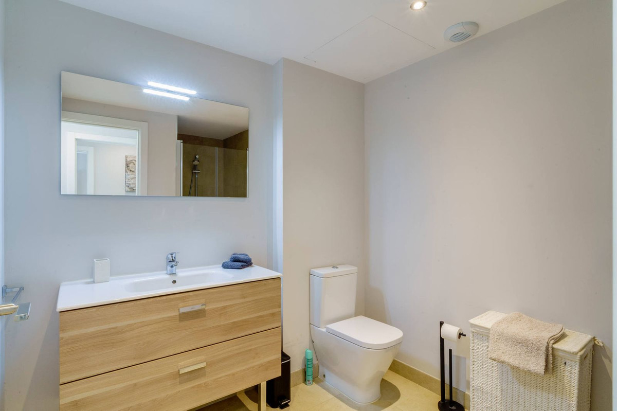 2 Bedroom Apartment in Estepona - Photo 23