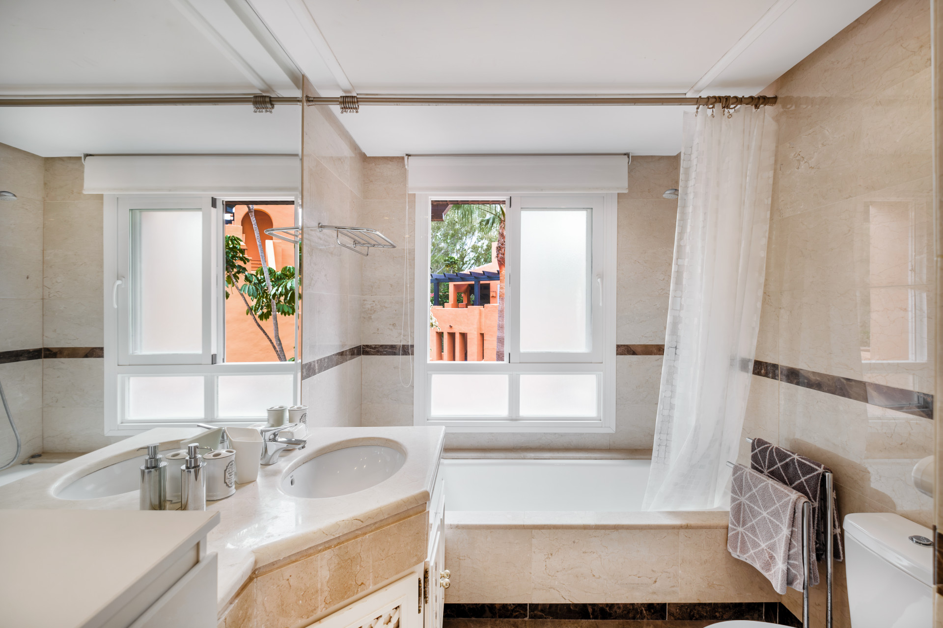 3 Bedroom Apartment in Marbella - Photo 3