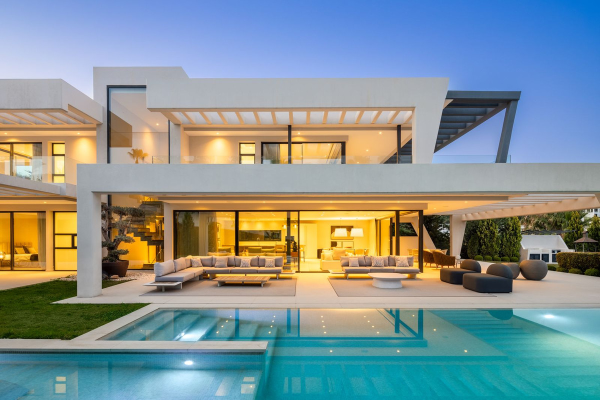 6 Bedroom Villa in Marbella - Photo 2