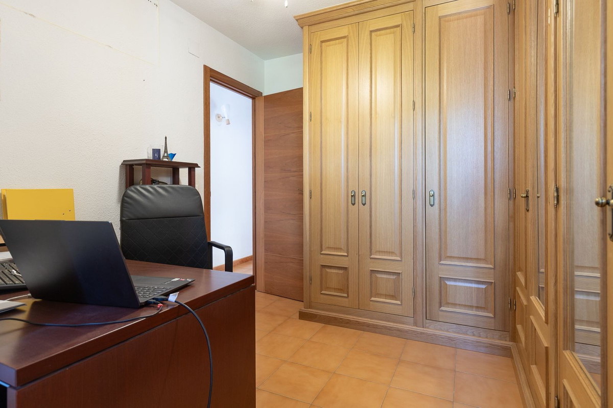 4 Bedroom Townhouse in Torremolinos - Photo 21