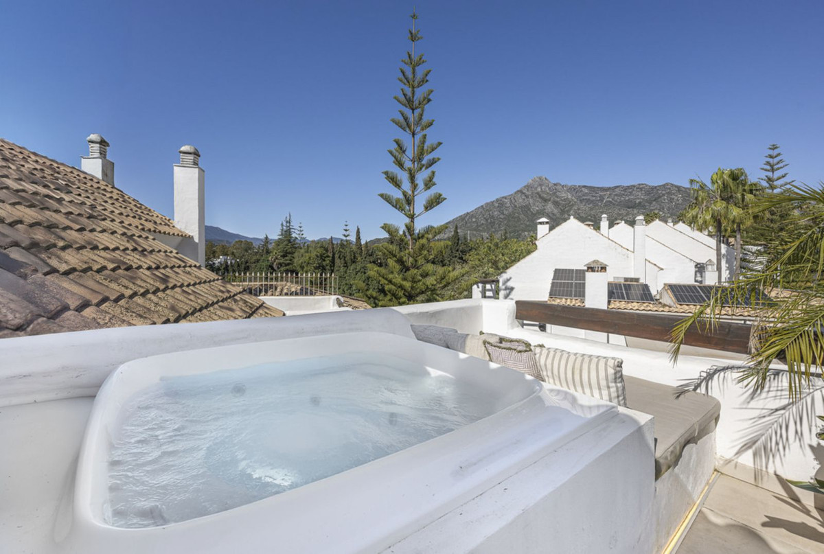 5 Bedroom Townhouse in Marbella - Photo 6
