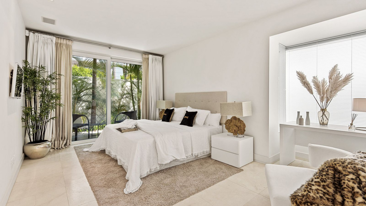 4 Bedroom Villa in Marbella - Photo 25