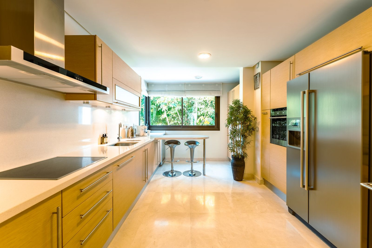 3 Bedroom Apartment in Benahavís - Photo 50