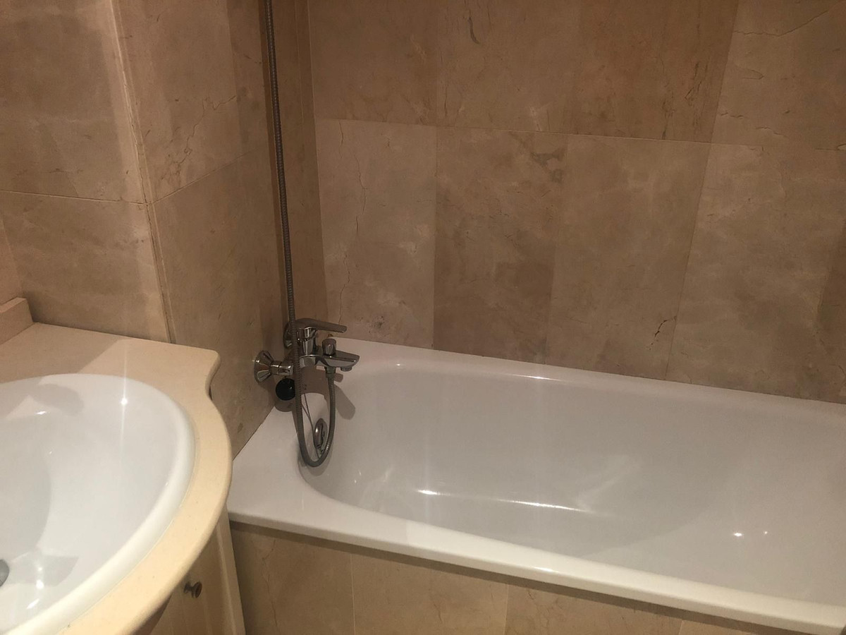 2 Bedroom Apartment in Benalmádena - Photo 9