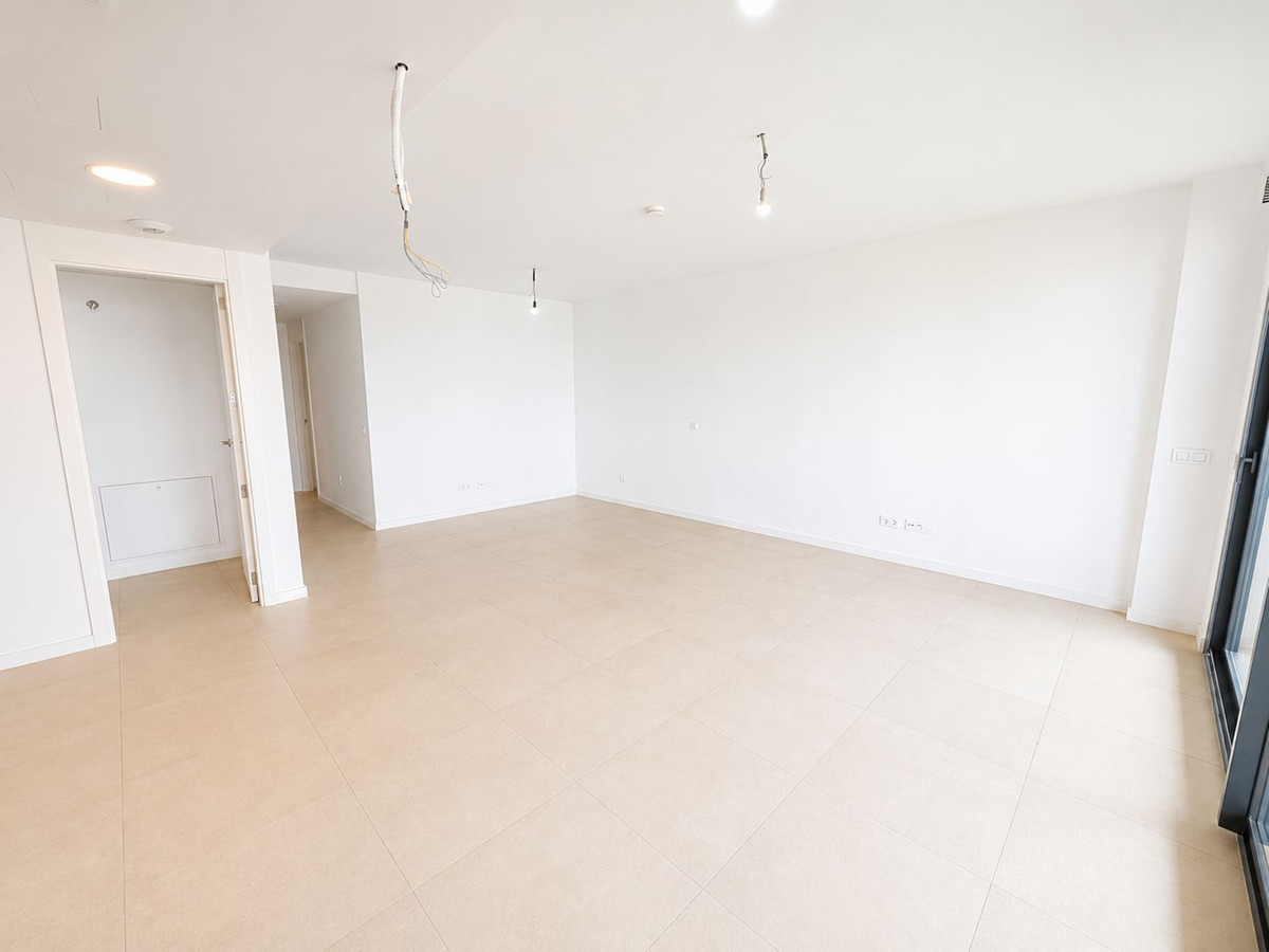 2 Bedroom Apartment in Torremolinos - Photo 10