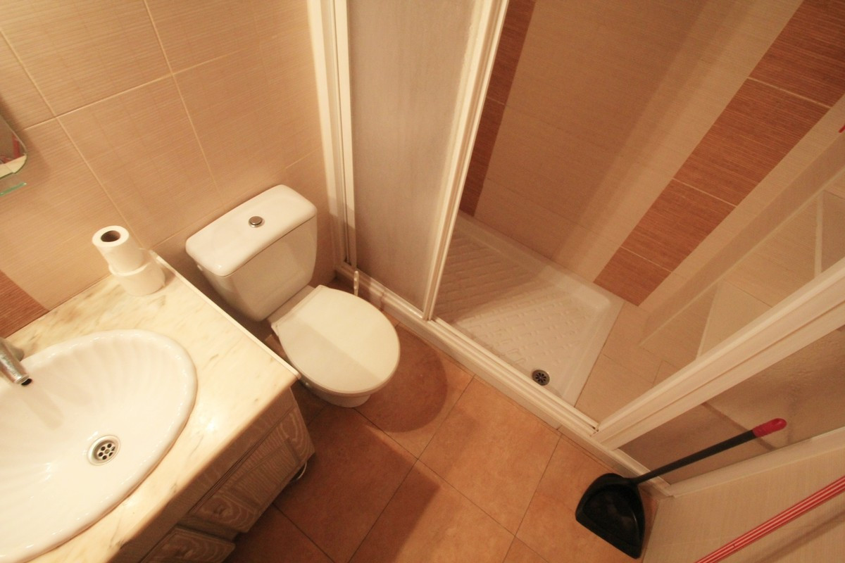 1 Bedroom Apartment in Torremolinos - Photo 6