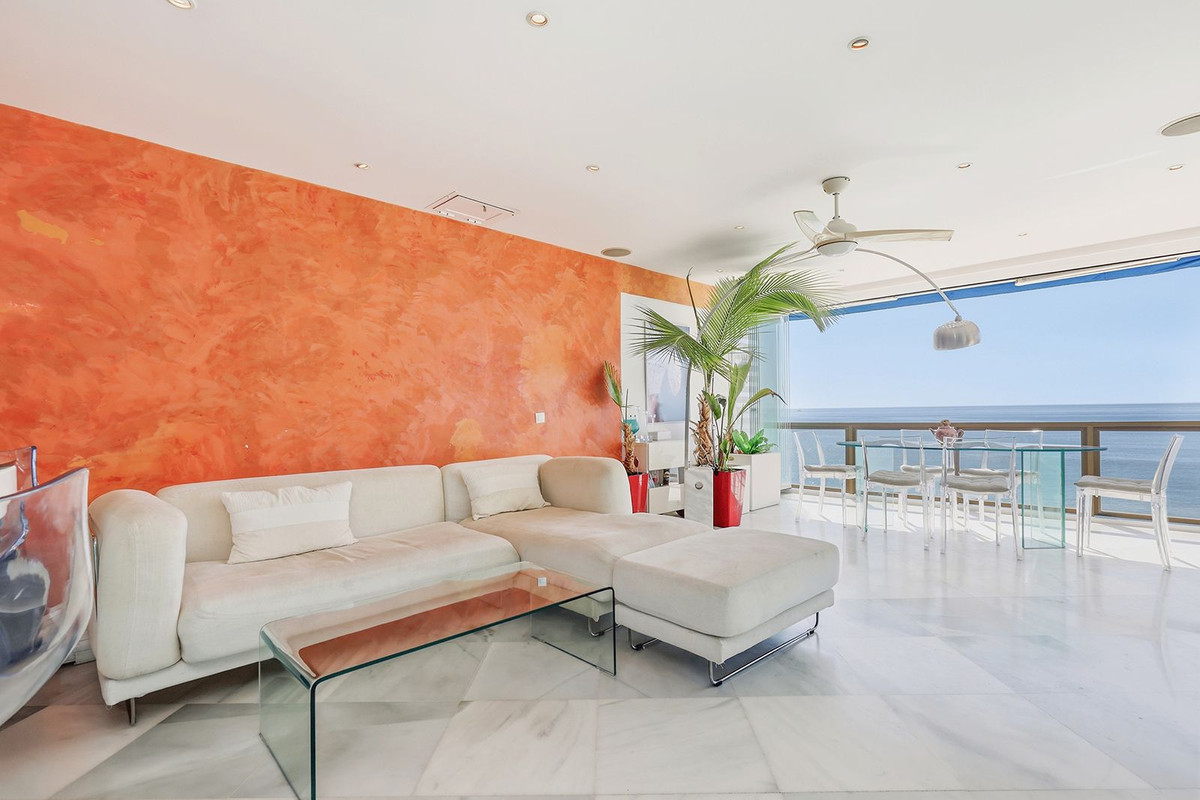 2 Bedroom Apartment in Benalmádena - Photo 11