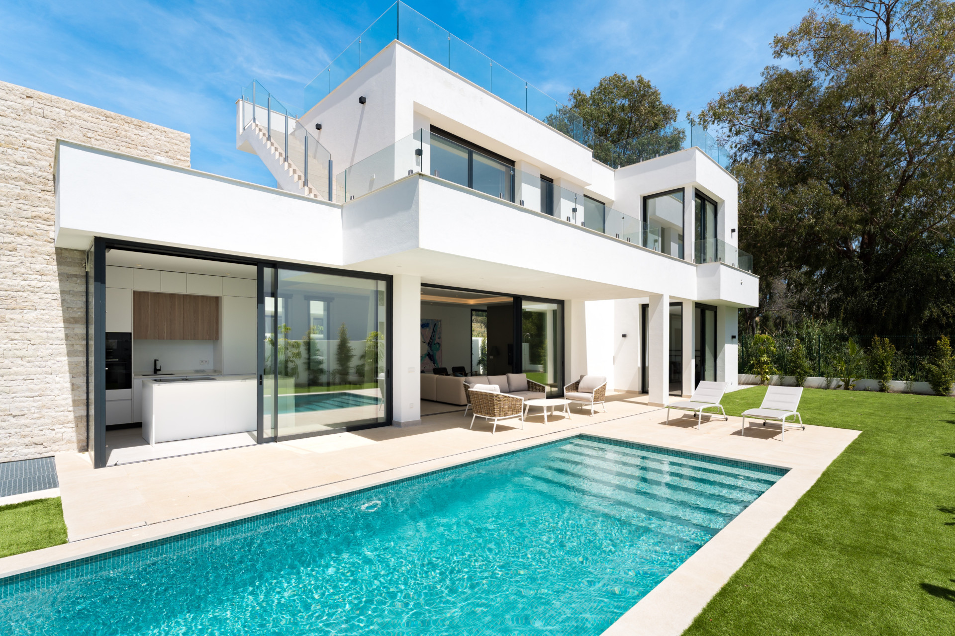 5 Bedroom Villa in Estepona - Photo 9