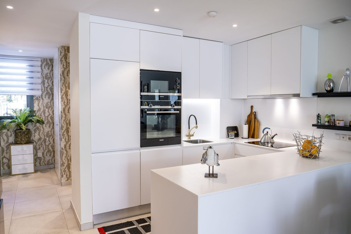 2 Bedroom Apartment in Estepona - Photo 7