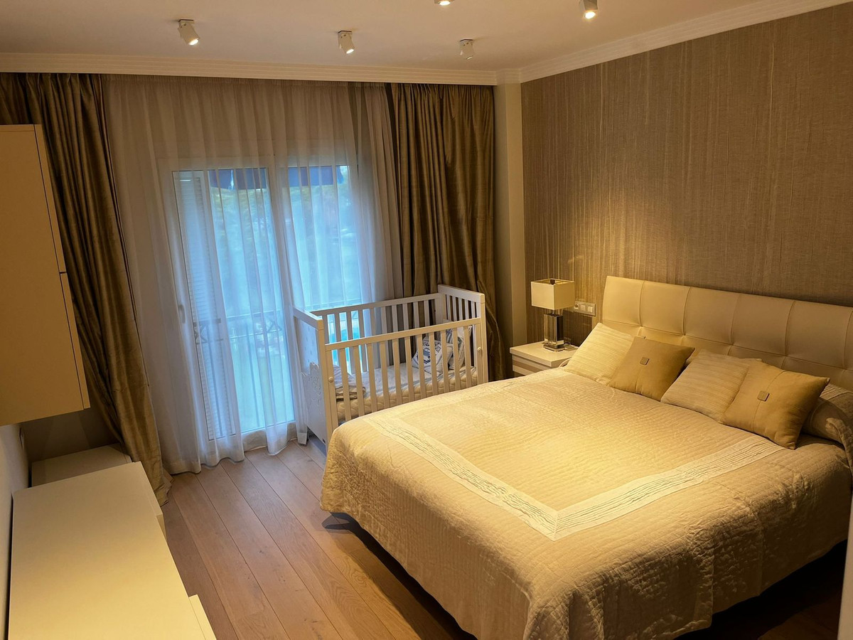 5 Bedroom Apartment in Marbella - Photo 22