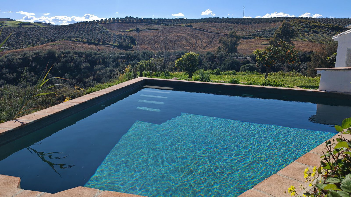 Chalet de 4 dormitorios con piscina en Málaga – Foto 9