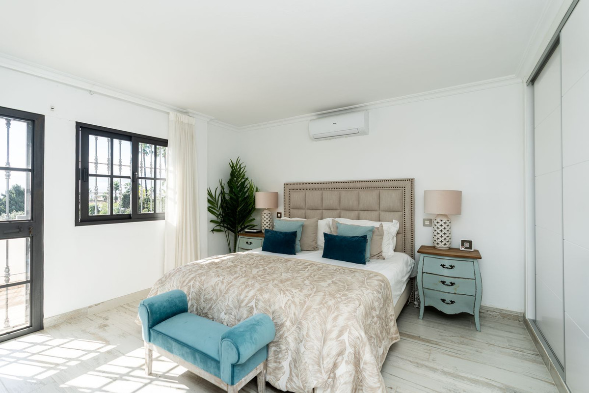 5 Bedroom Villa in Estepona - Photo 14