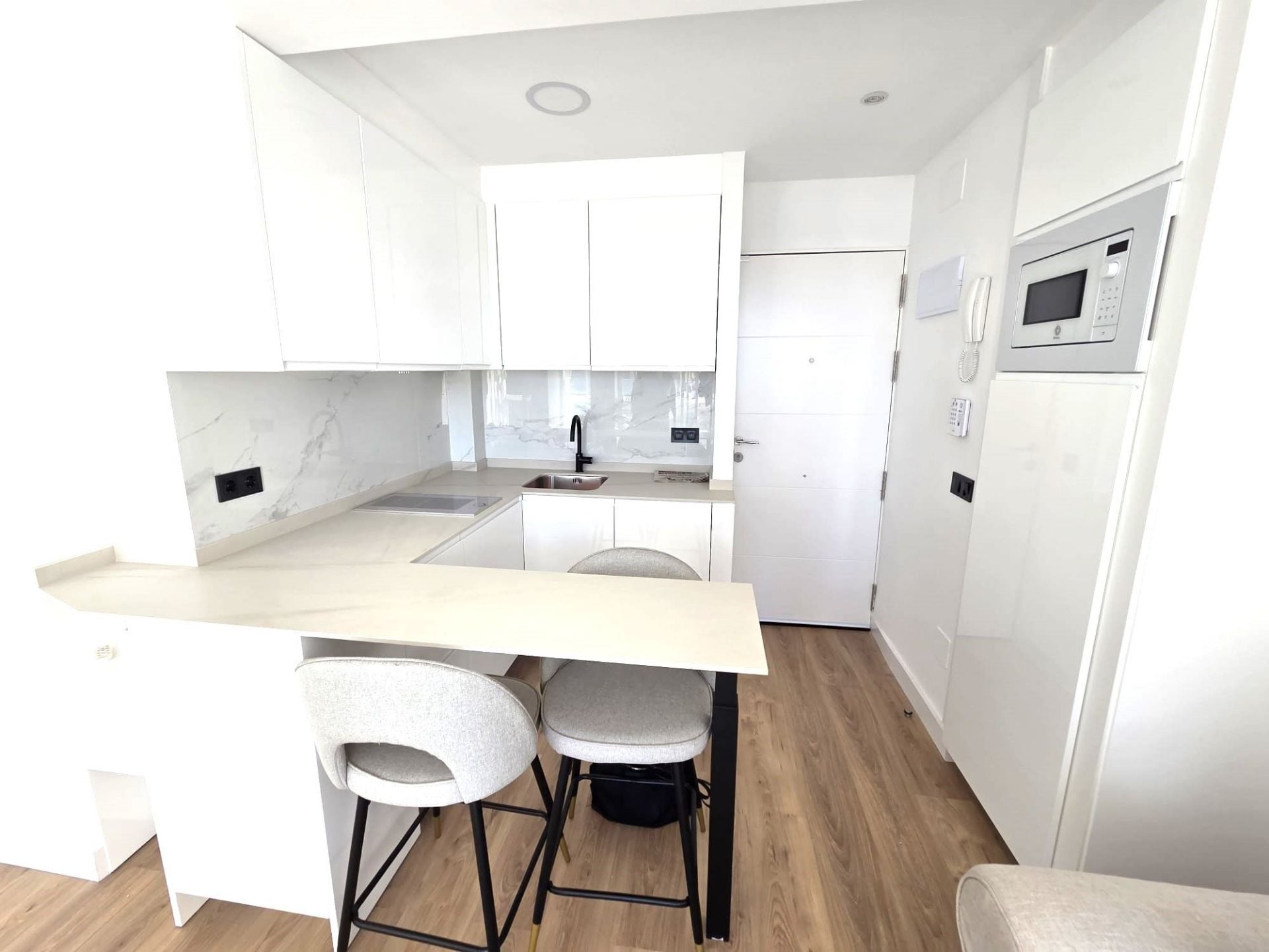 1 Bedroom Apartment in Mijas - Photo 2