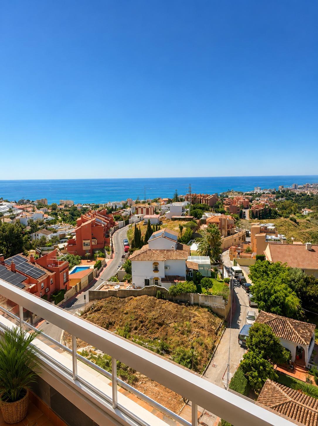 1 Bedroom Apartment in Fuengirola - Photo 2