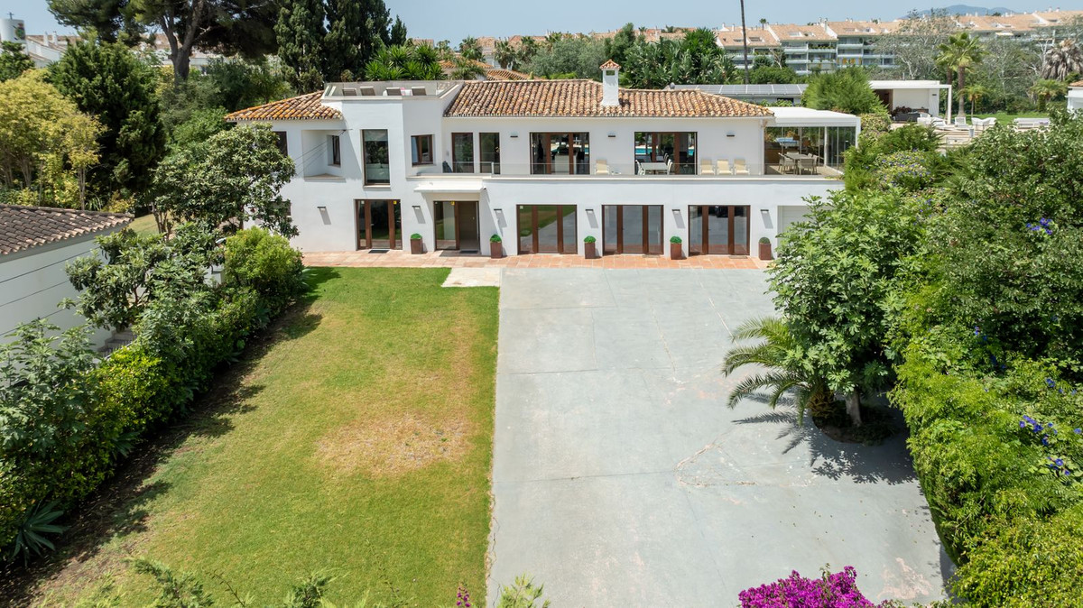 8 Bedroom Villa in San Pedro de Alcántara - Photo 15