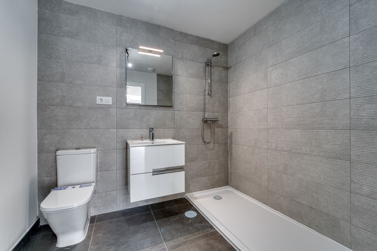 2 Bedroom Apartment in Torremolinos - Photo 8