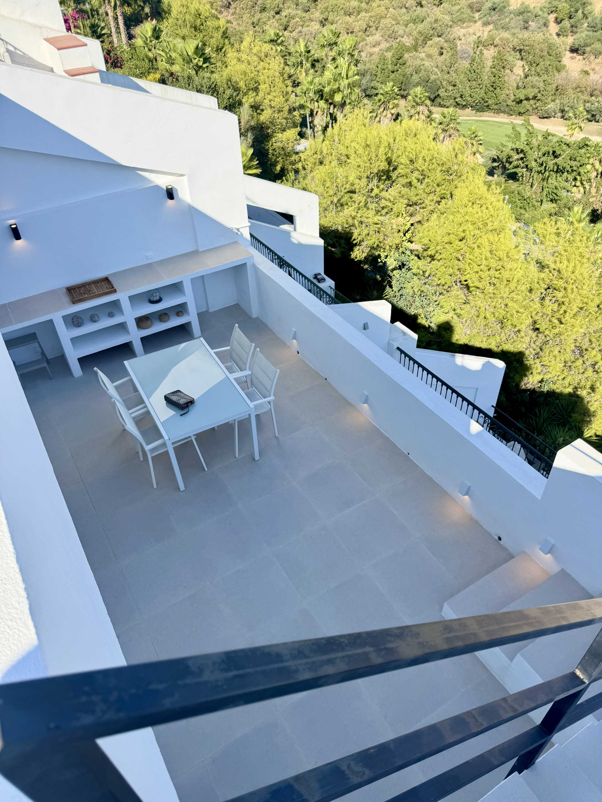 3 Bedroom Penthouse in Benahavís - Photo 37