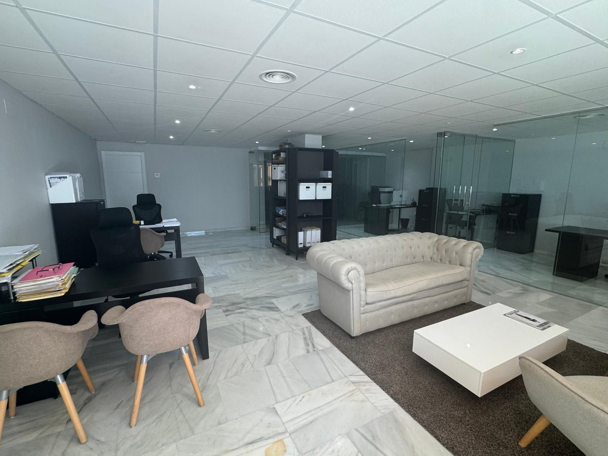 Commercial premises with pool in Malaga, Spain – Photo 3