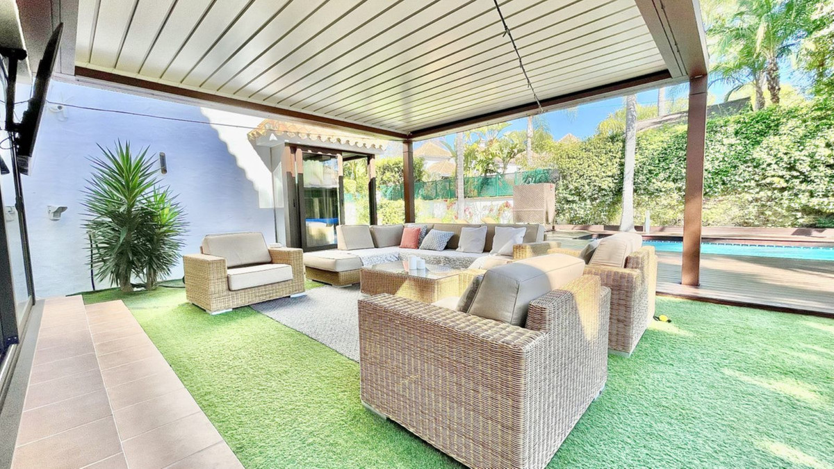 4 Bedroom Villa in Marbella - Photo 9