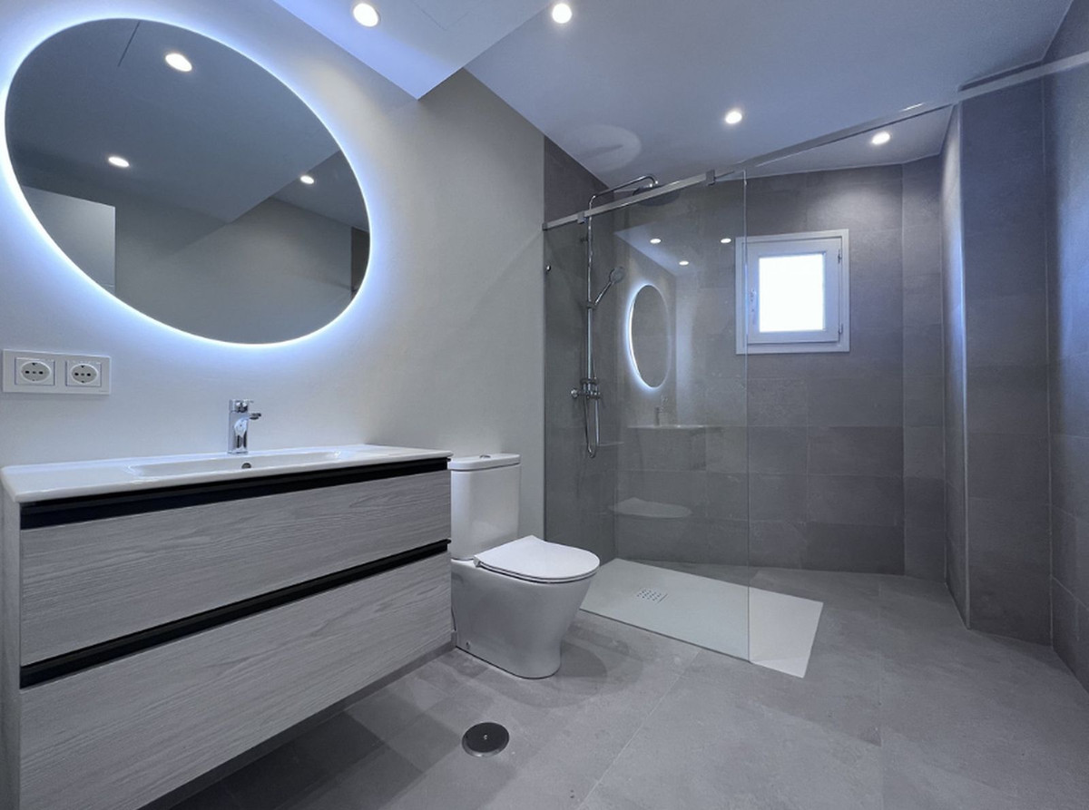 4 Bedroom Penthouse in San Pedro de Alcántara - Photo 45