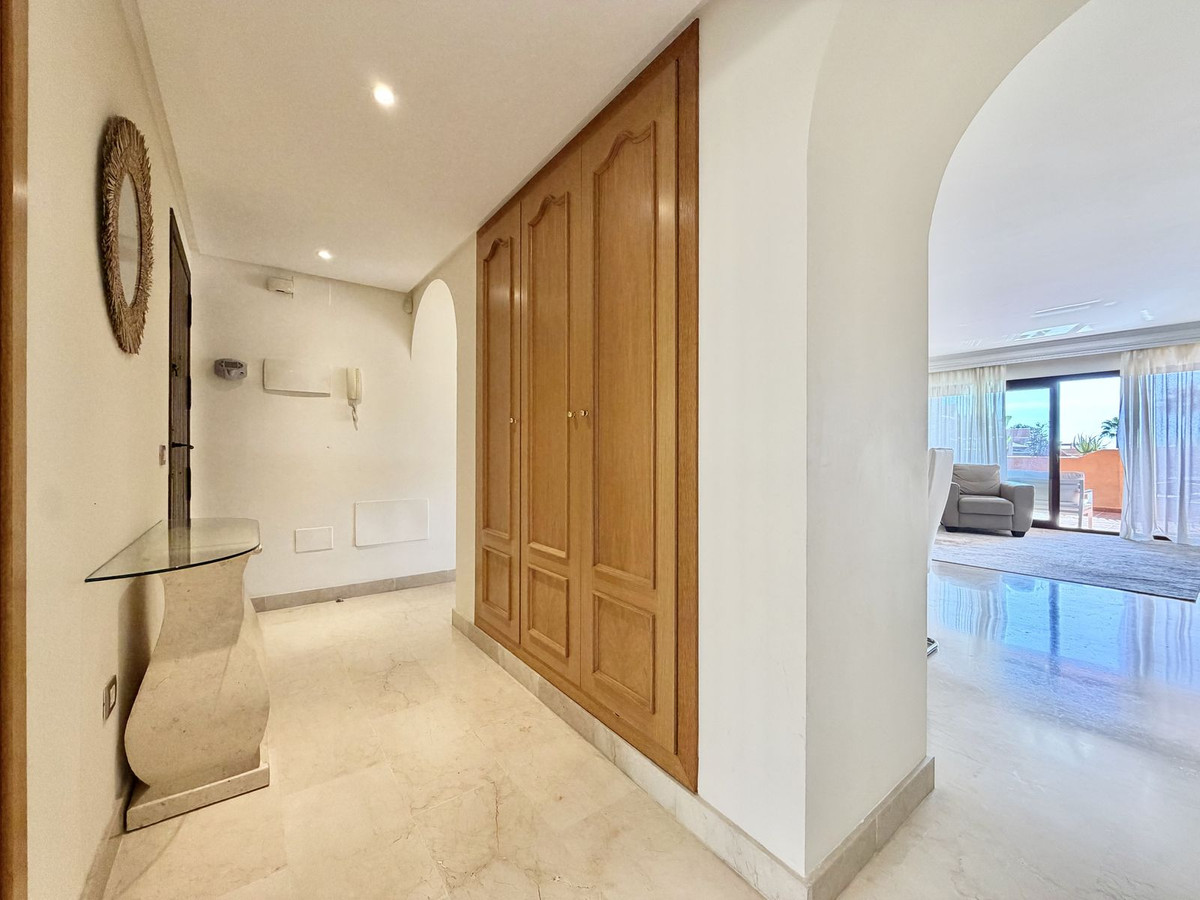 2 Bedroom Apartment in Benahavís - Photo 14