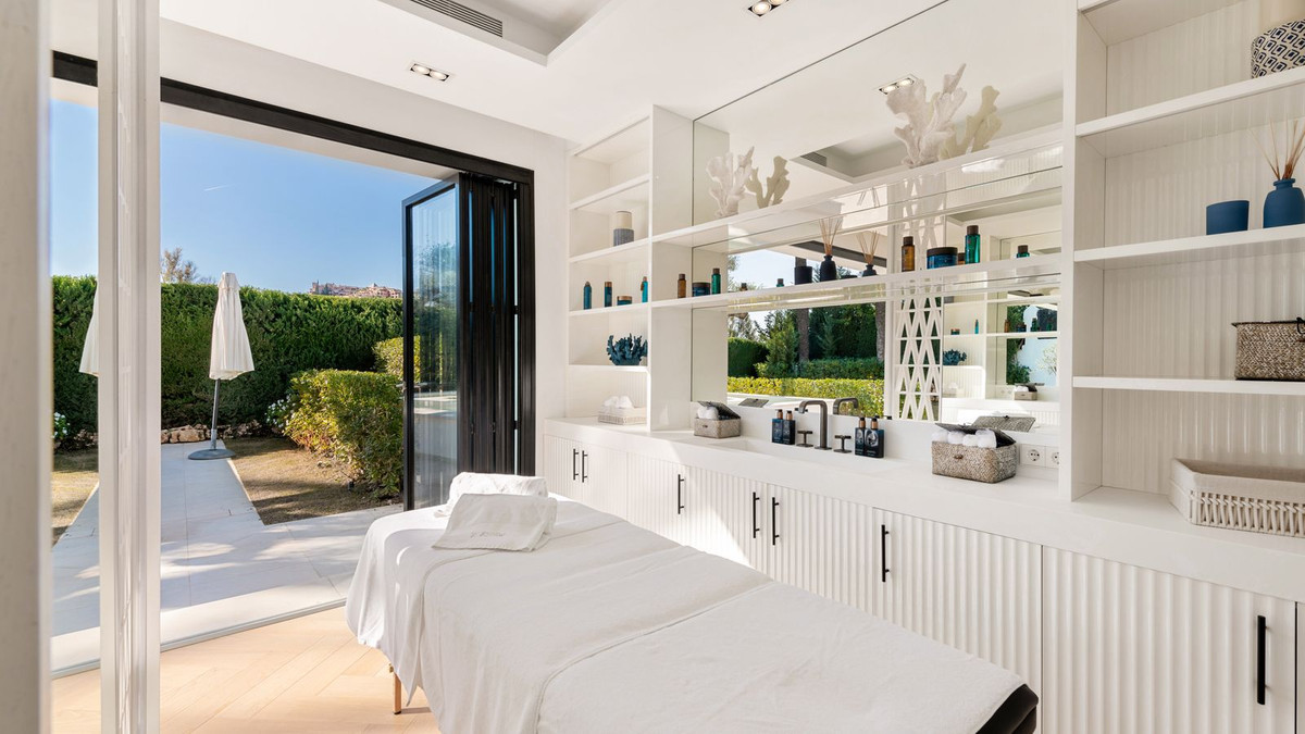 7 Bedroom Villa in Marbella - Photo 2