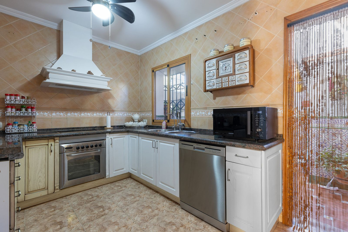 4 Bedroom Townhouse in Torremolinos - Photo 10