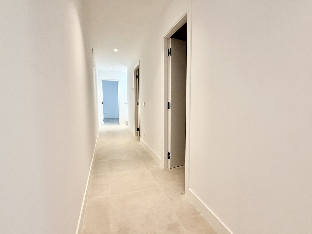 6 Bedroom Villa in Estepona - Photo 48