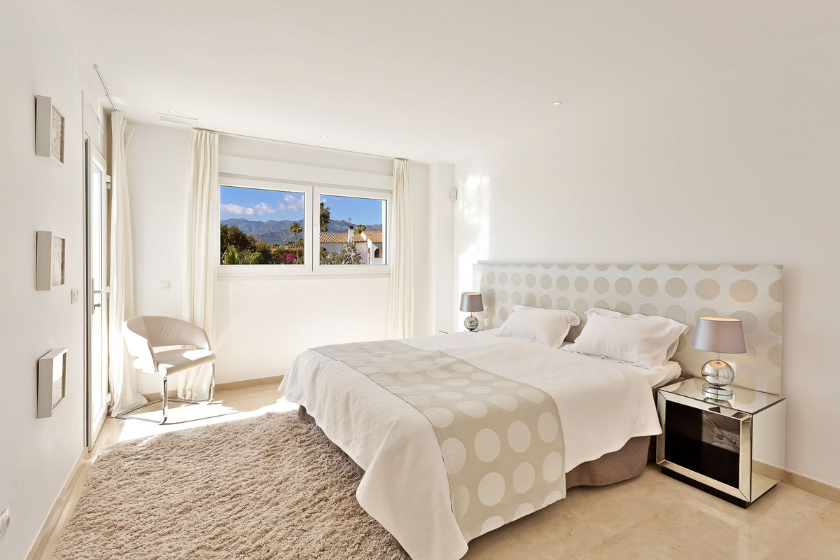 4 Bedroom Villa in Marbella - Photo 45