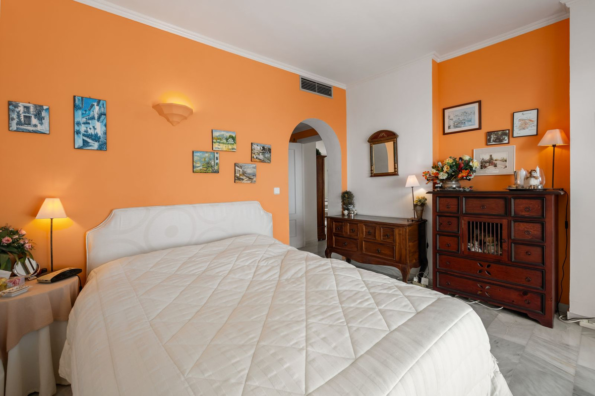 2 Bedroom Apartment in Marbella - Photo 22