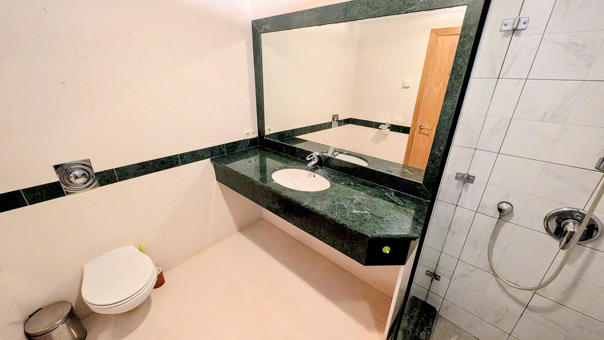 2 Bedroom Apartment in Benahavís - Photo 16