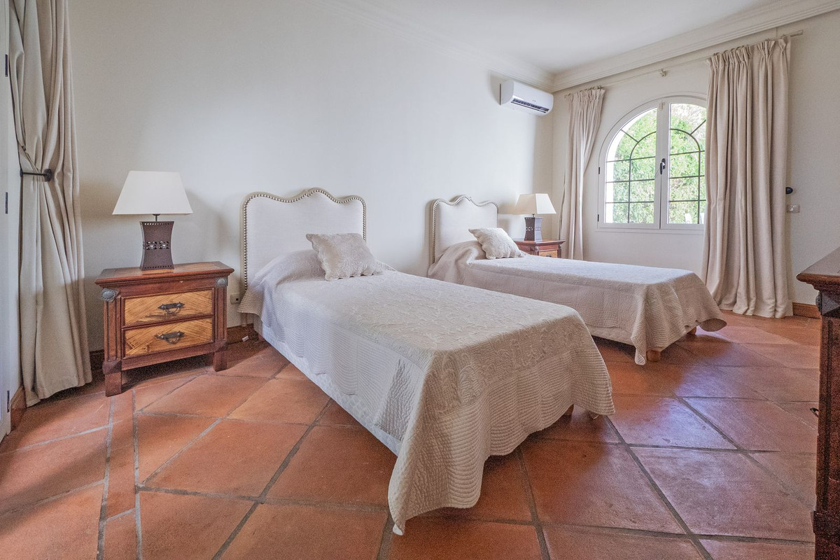 10 Bedroom Villa in Estepona - Photo 36