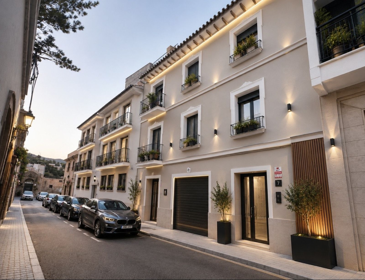 10 Bedroom Townhouse in Málaga - Photo 2