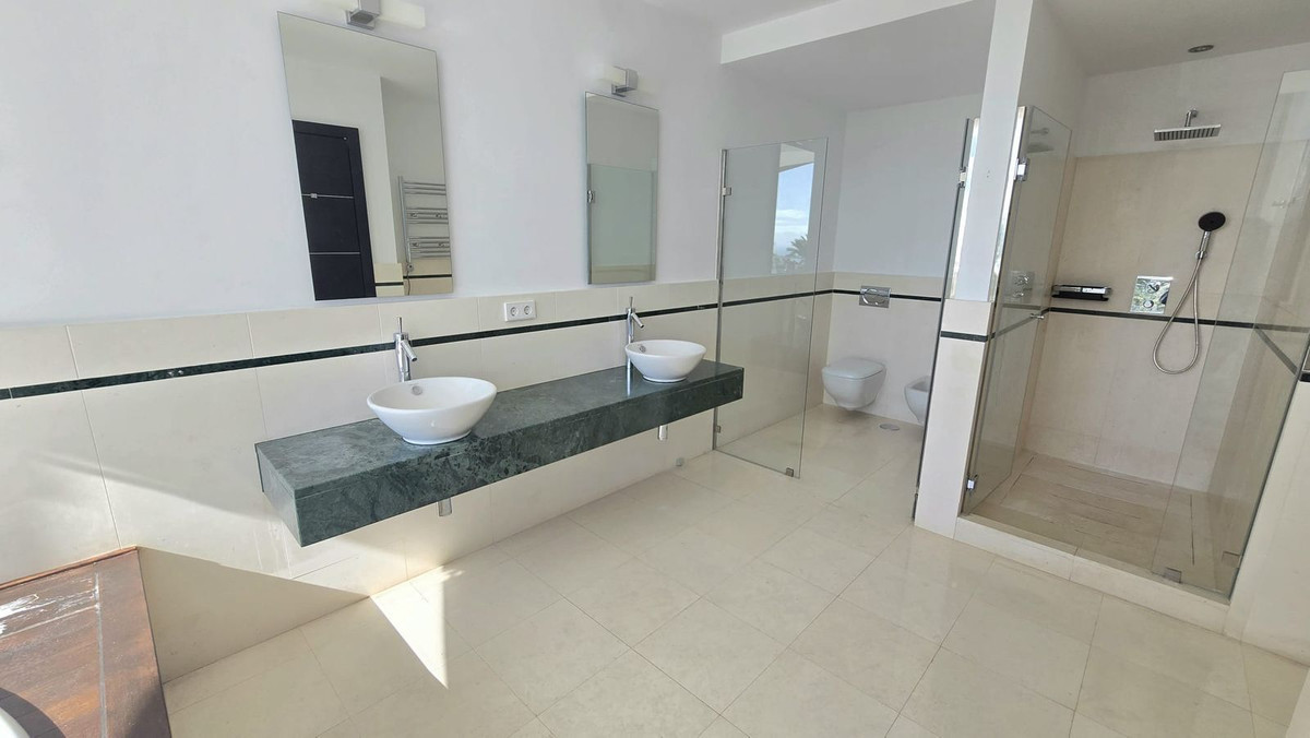 5 Bedroom Villa in Marbella - Photo 12