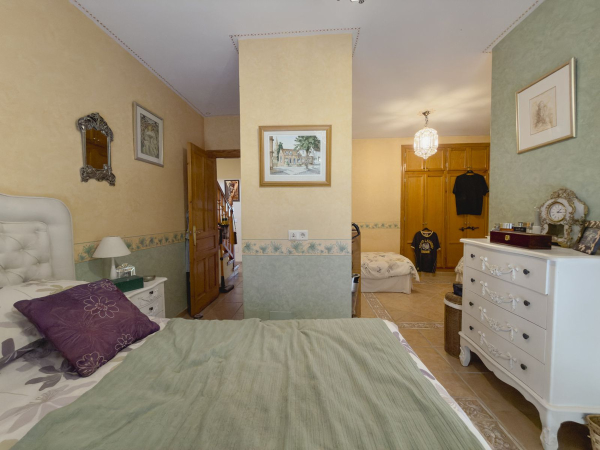 4 Bedroom Villa in Coín - Photo 13